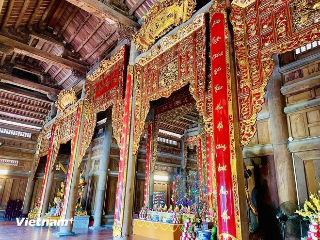 La pagoda se construyó principalmente con madera de hierro y cedro. En particular, el área del altar dedicado a los ancestros está hecho de madera Merawan Giaza. (Foto: Huy Khanh/Vietnam+)