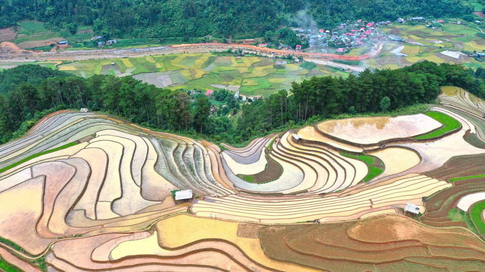 Las terrazas del arroz en la temporada de lluvia se están convirtiendo cada vez más en un producto turístico atractivo en este lugar. Foto: Tuan Anh/VNA