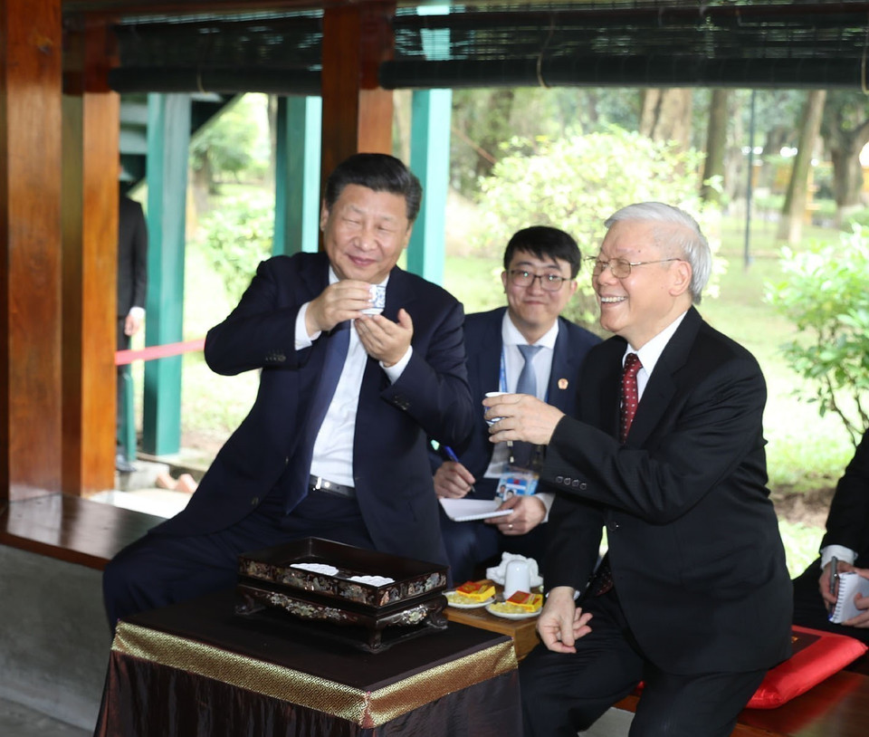 El secretario general Nguyen Phu Trong y el secretario general del Partido Comunista y presidente de China, Xi Jinping, disfrutan el té en la Casa sobre pilotes en la zona conmemorativa del Presidente Ho Chi Minh, el 13 de noviembre de 2017 en Hanoi. Foto: Tri Dung - VNA