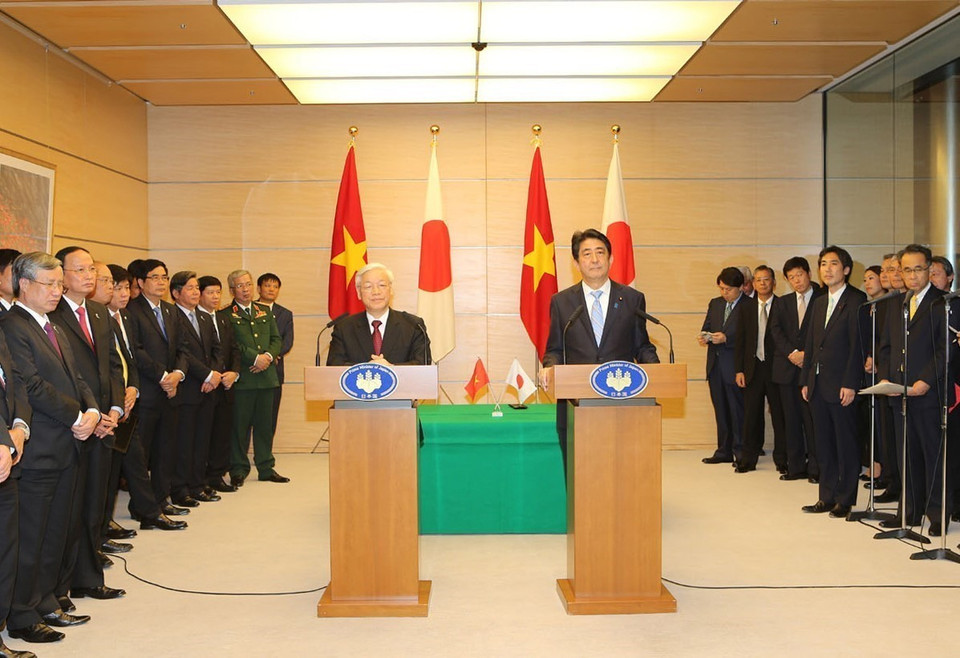 El 15 de septiembre de 2015, durante su visita oficial a Japón, el secretario general Nguyen Phu Trong y el primer ministro japonés, Shinzo Abe, emiten la Declaración de la visión compartida sobre las relaciones bilaterales. Foto: Tri Dung - VNA