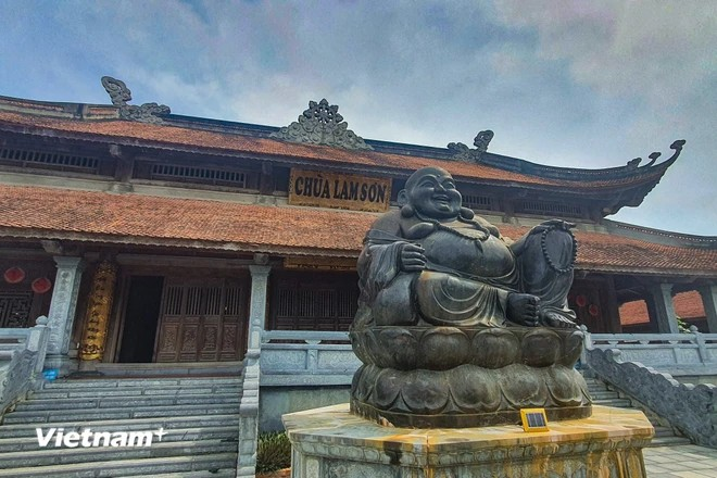 En el medio del patio de la pagoda hay una estatua gigante de piedra del Buda Maitreya, elaborada a partir de un solo bloque de piedra de zafiro. (Foto: Huy Khanh/Vietnam+)