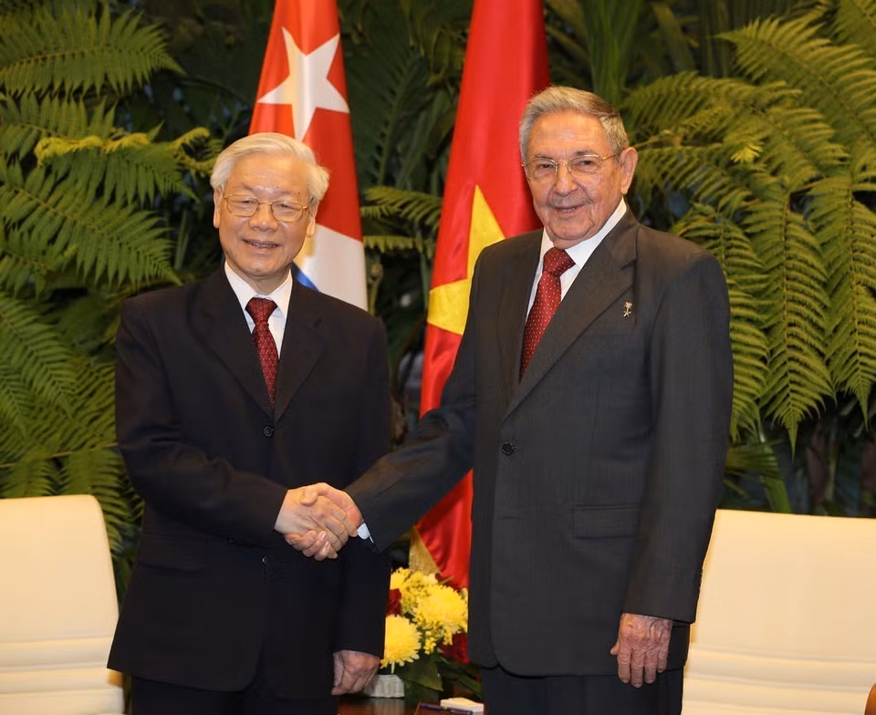 El primer secretario del Comité Central del Partido Comunista de Cuba y presidente de los Consejos de Estado y de Ministros, Raúl Castro Ruz, recibe al secretario general Nguyen Phu Trong, durante su visita al país caribeño, el 29 de marzo de 2018 en La Habana. Foto: Tri Dung - VNA