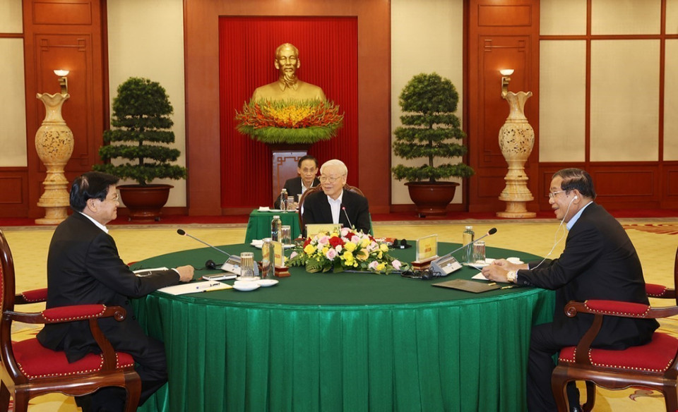 El secretario general Nguyen Phu Trong, el presidente del Partido Popular de Camboya y el primer ministro, Hun Sen, y el secretario general del Partido Popular Revolucionario de Laos (PPRL) y presidente de ese país, Thongloun Sisoulith, en la Cumbre Vietnam – Camboya – Laos, el 26 de septiembre de 2021 en Hanoi. Foto: Tri Dung - VNA