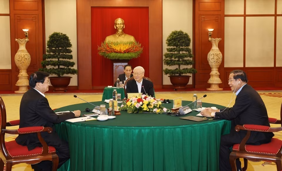 El secretario general Nguyen Phu Trong, el presidente del Partido Popular de Camboya y el primer ministro, Hun Sen, y el secretario general del Partido Popular Revolucionario de Laos (PPRL) y presidente de ese país, Thongloun Sisoulith, en la Cumbre Vietnam – Camboya – Laos, el 26 de septiembre de 2021 en Hanoi. Foto: Tri Dung - VNA