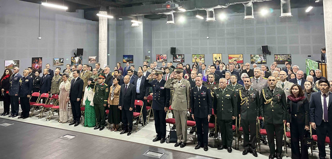 Delegados en la ceremonia (Fuente: VNA) vna-potal-le-ky-niem-80-nam-ngay-thanh-lap-quan-doi-nhan-dan-viet-nam-tai-phap-7763544.jpg