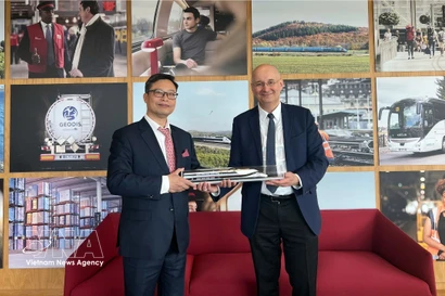 El embajador de Vietnam en Francia, Trinh Duc Hai, se reúne con Diego Díaz, presidente de SNCF International, filial de la Compañía Nacional de Ferrocarriles de Francia (SNCF). Foto: VNA