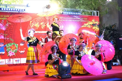 Una interpretación en la ceremonia de apertura del Festival Tet vietnamita 2025 en Bukit Bintang, Kuala Lumpur. Foto: VNA