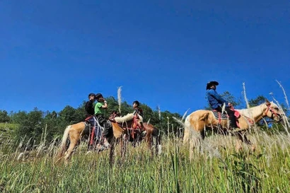 El producto turístico “Paseo a caballo para descubrir el Extremo Norte de Tuyen Quang” se presenta en la aldea Then Pa, comuna de Lung Cu (Fuente: VNA)