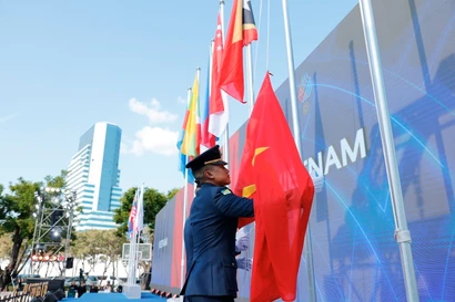 En la ceremonia oficial de izamiento de la bandera de los SEA Games 33 (Fuente: VNA)