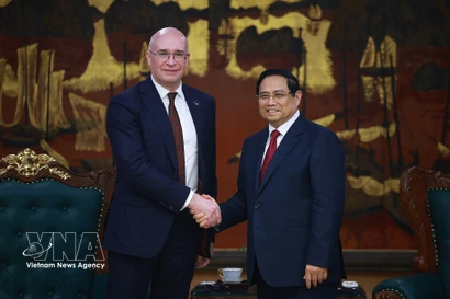 El primer ministro de Vietnam, Pham Minh Chinh, recibe al director general de la agencia rusa TASS, Andrey Kondrashov (Fuente: VNA)