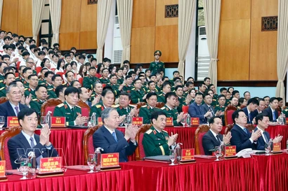 El secretario general del Partido Comunista de Vietnam, To Lam, sostiene una visita de trabajo a la Academia Técnica Militar de Vietnam (Fuente: VNA)