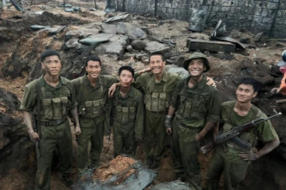 Sonrisas tras bambalinas de "Lluvia Roja". (Foto: Equipo de rodaje)