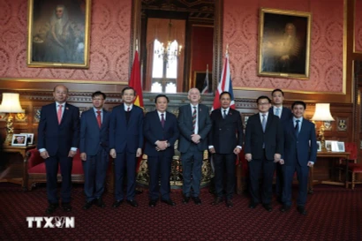 La delegación vietnamita posa una foto con el presidente de la Cámara de los Comunes, Lindsay Hoyle (Fuente: VNA)