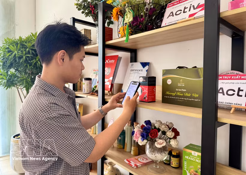 Consumidores escanean el código de un producto para consultar información sobre su origen y trazabilidad. (Foto: VNA)