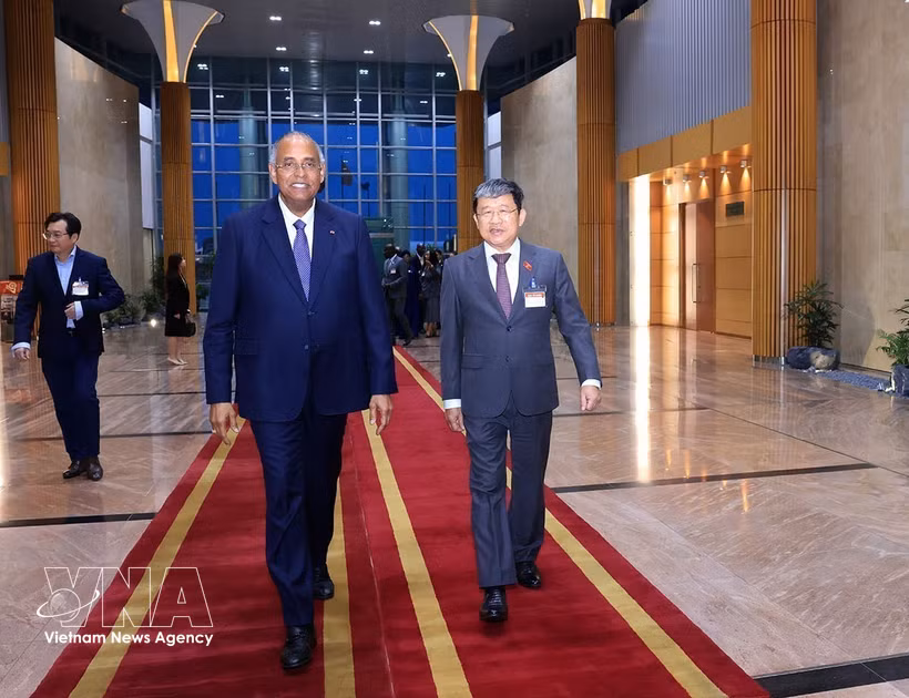 Presidente de Asamblea Nacional de Costa de Marfil llega a Hanoi y fue recibido en el aeropuerto internacional de Noi Bai por el subjefe permanente de la Comisión de Defensa, Seguridad y Asuntos Exteriores del Parlamento de Vietnam, Vu Hai Ha. (Foto: VNA)