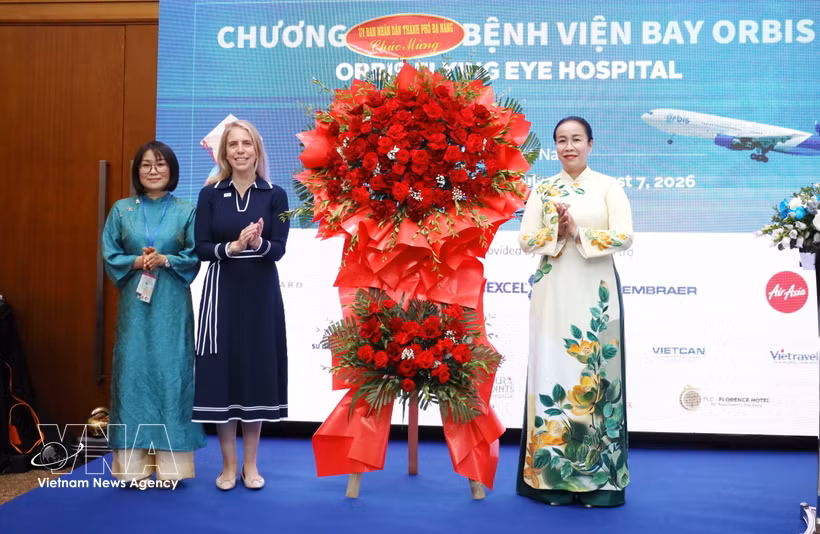 La vicepresidenta del Comité Popular de la ciudad de Da Nang, Nguyen Thi Anh Thi, entrega flores de felicitación a los representantes participantes en el programa Hospital Volador Orbis 2026 en Da Nang. (Foto: VNA)