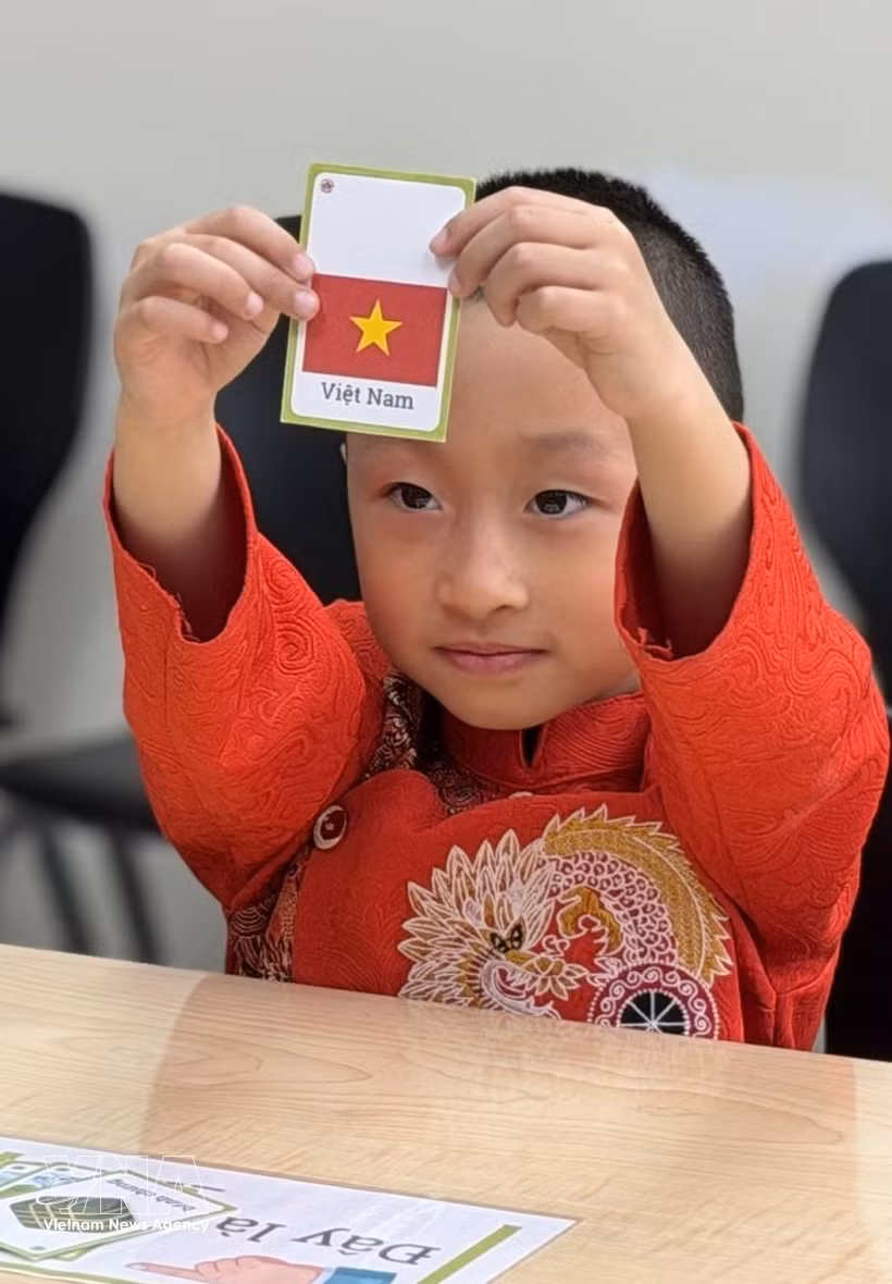 Un niño canadiense-vietnamita en clase de idioma vietnamita (Foto: VNA)