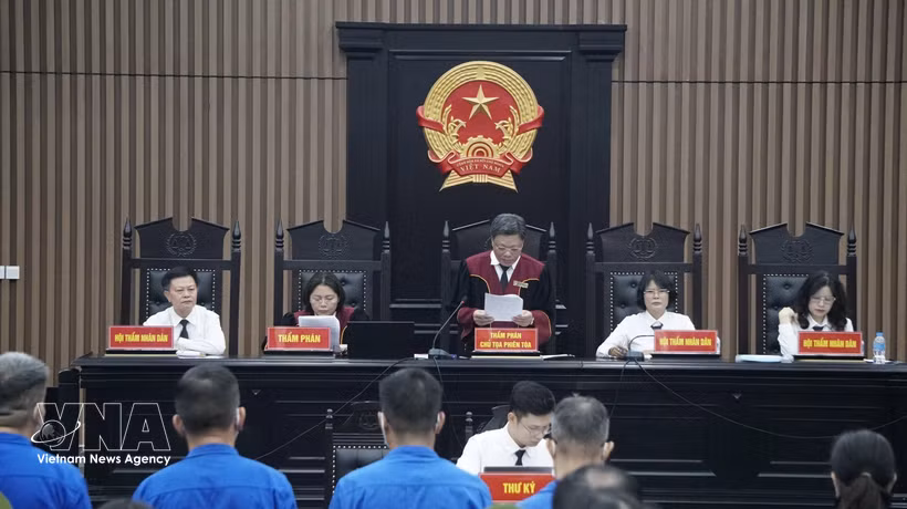 El Tribunal Popular de Hanoi abre el juicio de primera instancia contra el exviceministro de Trabajo, Inválidos de Guerra y Asuntos Sociales, Nguyen Ba Hoan, y otros 27 acusados por delitos de corrupción y violaciones contables. (Foto: VNA)