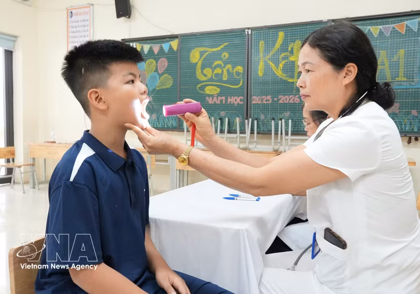 Exámenes médicos gratuitos para niños en Hanoi antes del nuevo año escolar (Foto: VNA)