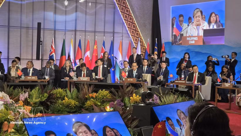 El miembro del Buró Político y ministro de Relaciones Exteriores, Le Hoai Trung, en el ARF. (Foto: VNA)
