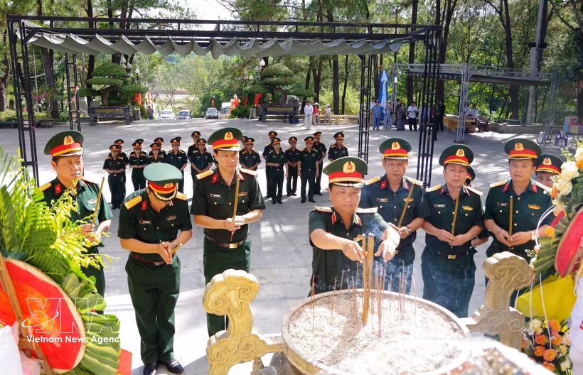 Vietnam intensifica actividades de gratitud a personas con méritos revolucionarios (Foto: VNA)