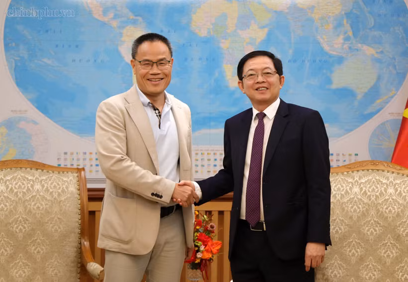 El viceprimer ministro Ho Quoc Dung (derecha) recibe al profesor y doctor en Ciencias Nguyen Van Tam, jefe del Departamento de Ciencias de la Computación, Datos e Inteligencia Artificial (IA) del Instituto Politécnico de París (IP Paris). (Foto: chinhphu.vn)