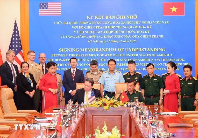 El teniente general Hoang Xuan Chien, viceministro de Defensa Nacional de Vietnam, y el embajador de Estados Unidos en Vietnam, Marc Evans Knapper. (Foto: VNA) 