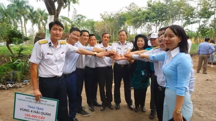 Programa de plantación de árboles impulsa el movimiento verde en islas vietnamitas (Foto: HANE)