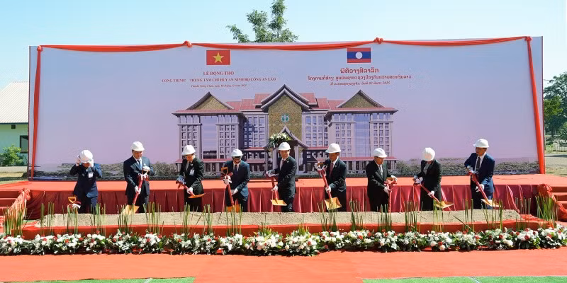 Los ministros de Seguridad Pública de Vietnam y Laos copresiden el acto de colocación de la primera piedra del Centro de Comando de Seguridad del Ministerio de Seguridad Pública de Laos. (Foto: VNA)
