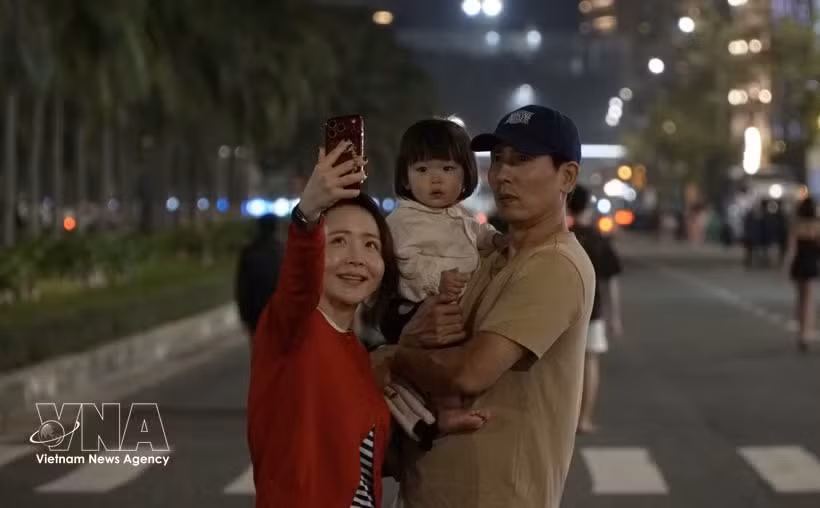 Una familia de turistas coreanos posa para una foto en la ciudad costera de Da Nang. (Foto: VNA)