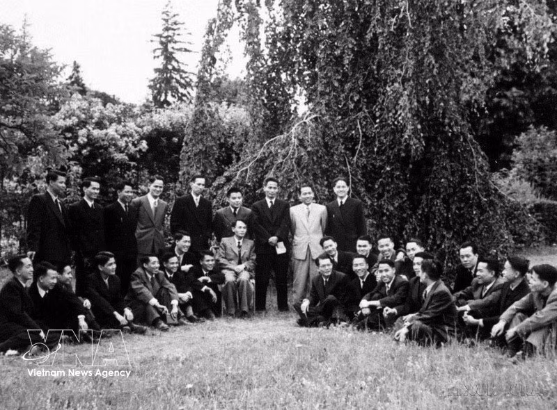 El viceprimer ministro Pham Van Dong y la delegación gubernamental de la República Democrática de Vietnam en la Conferencia de Ginebra de 1954. (Foto: VNA)
