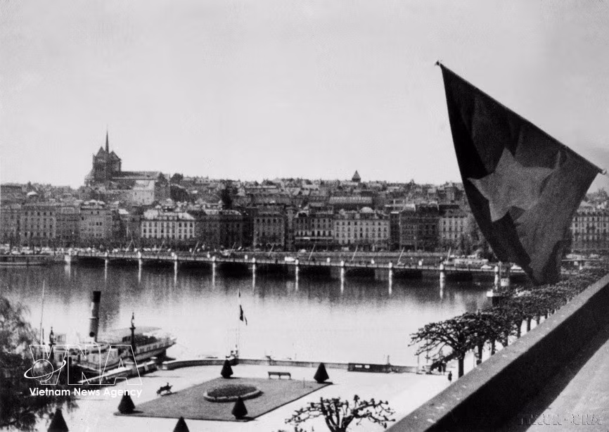 La bandera roja con la estrella amarilla ondea en la sede de la delegación de la República Democrática de Vietnam en Ginebra (Suiza), en 1954. (Foto: Archivo de VNA)