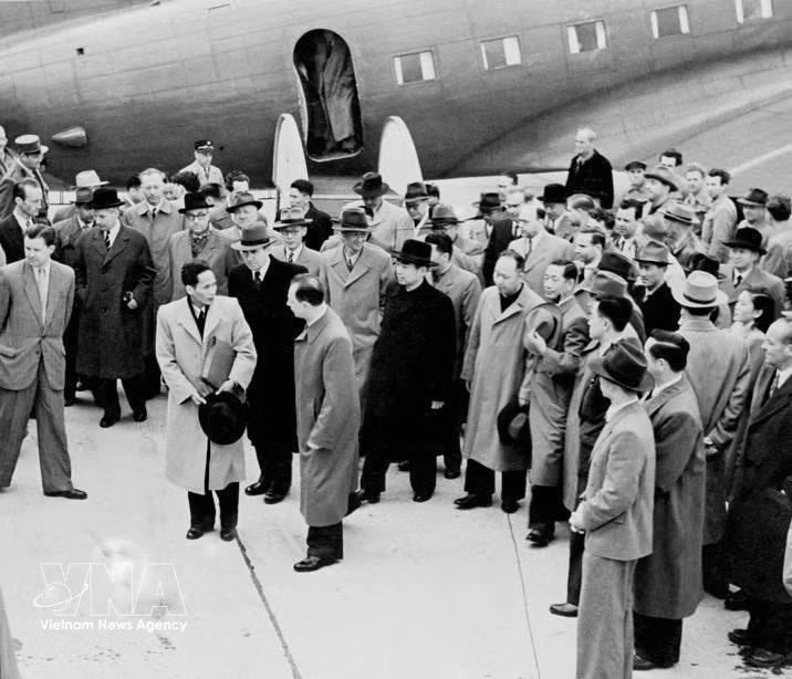 El 4 de mayo de 1954, la delegación diplomática de la República Democrática de Vietnam, encabezada por el viceprimer ministro Pham Van Dong, llegó a Ginebra (Suiza) para participar en la Conferencia sobre Indochina, tras los avances decisivos de las fuerzas vietnamitas en Dien Bien Phu. (Foto: Archivo de VNA)