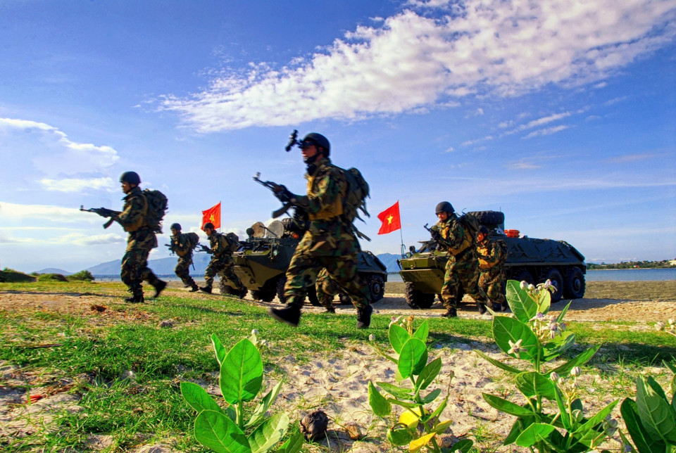 2. Los oficiales y soldados del Comando de la Región 4 de la Marina de Vietnam participan en ejercicios de defensa. (Foto: VNA)