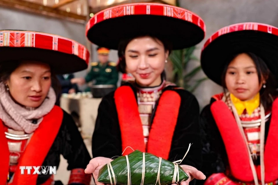 Hoy día, el banh chung gu sigue siendo una parte indispensable del Tet en las familias de la etnia Dao rojo. (Foto: VNA)