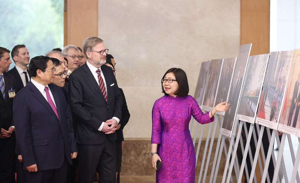 La directora general adjunta de la Agencia Vietnamita de Noticias, Doan Thi Tuyet Nhung, presentó una exposición fotográfica sobre las relaciones amistosas entre Vietnam y la República Checa a los dos Primeros Ministros (Hanoi, 21 de abril de 2023). (Foto: VNA)