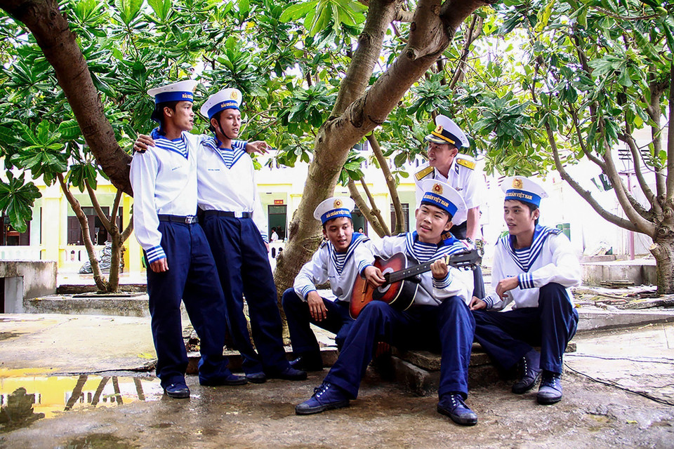 5. Momentos de descanso de los soldados del Comando de la Región 4 de la Marina de Vietnam. (Foto: VNA)