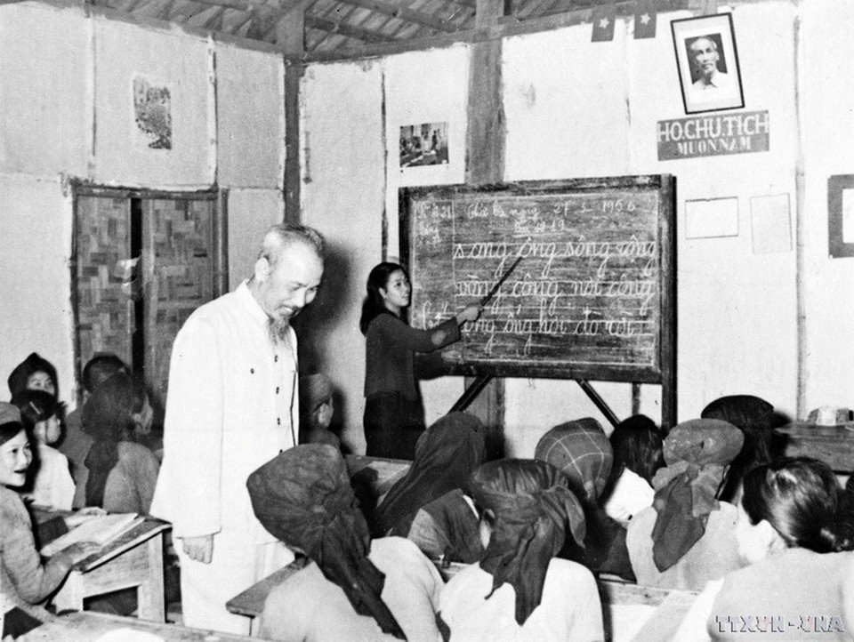 7. El Presidente Ho Chi Minh visitó la clase de "Educación para el pueblo" en la zona de Luong Yen, Hanoi, el 27 de mayo de 1956. (Foto: VNA)