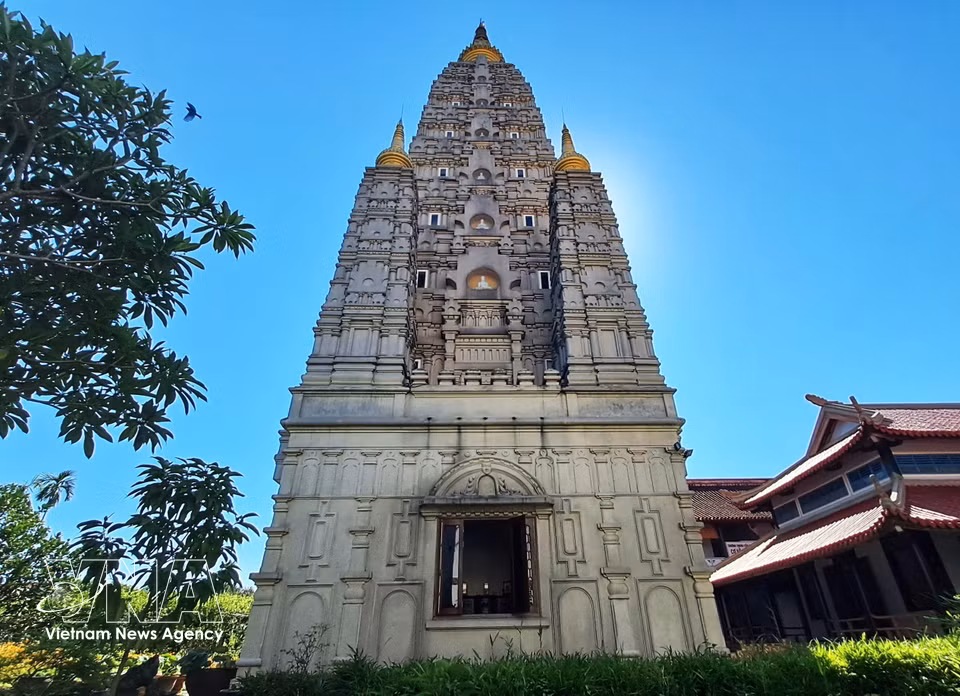 Vista posterior de la pagoda Dai Giac, en el templo Huyen Khong, una réplica a menor escala de la gran estupa Mahabodhi Gaya de la India. (Foto: VNA)