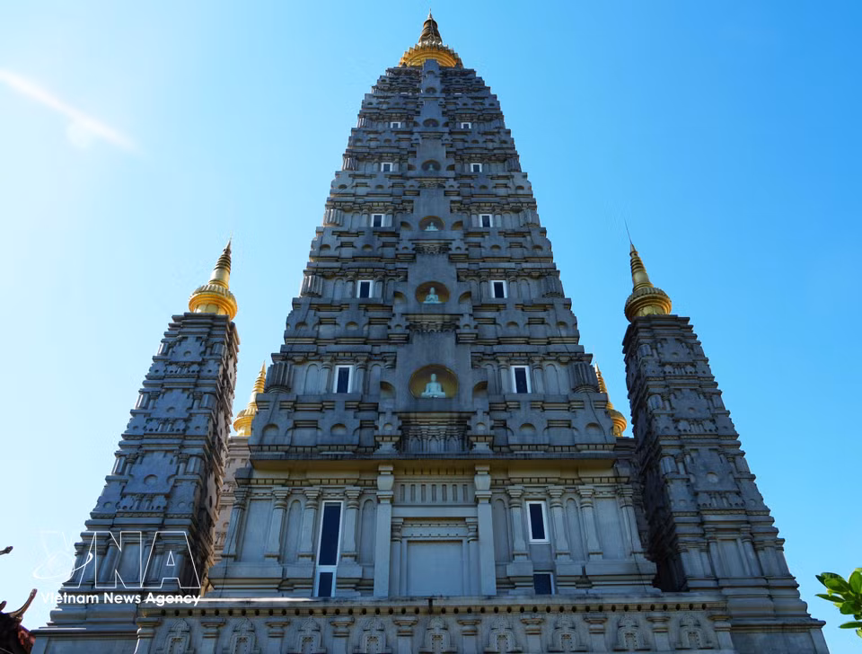Otra vista posterior de la pagoda Dai Giac, en el templo Huyen Khong, una réplica a menor escala de la gran estupa Mahabodhi Gaya de la India. (Foto: VNA)