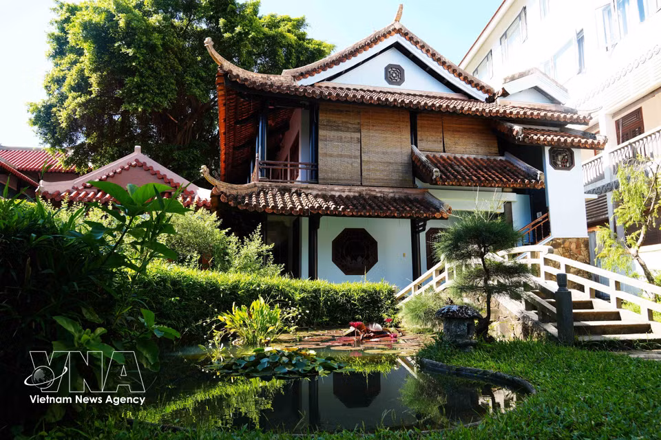 Construcción de inspiración japonesa en el recinto del templo Huyen Khong. (Foto: VNA)