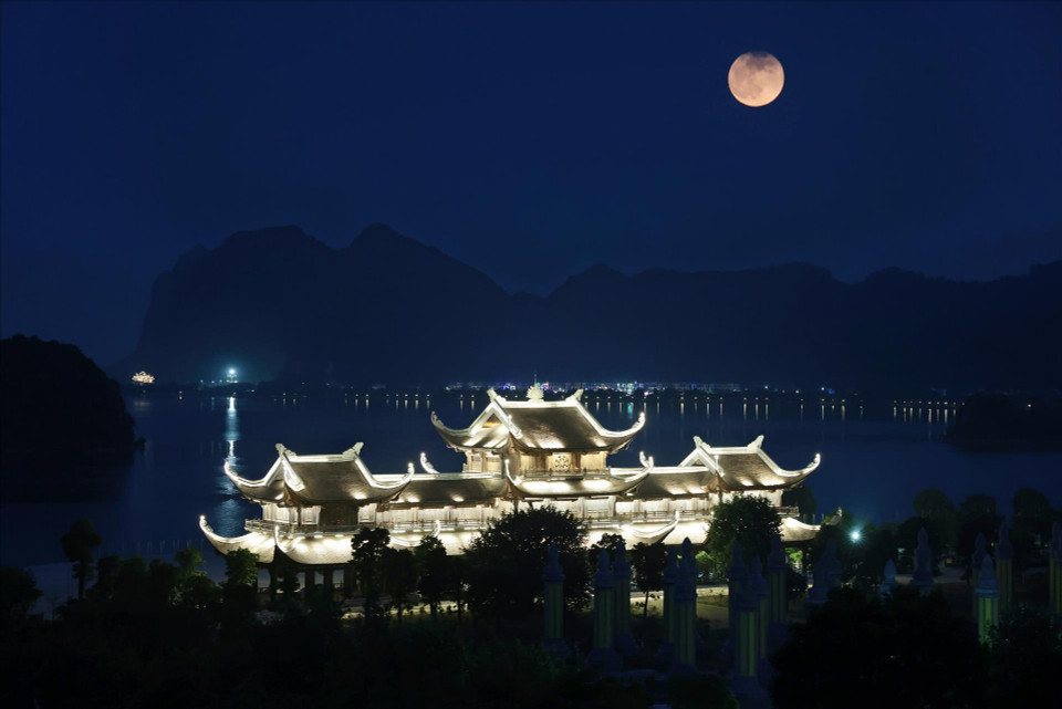 8. La pagoda Tam Chuc brilla bajo la luz nocturna. (Foto: VNA)