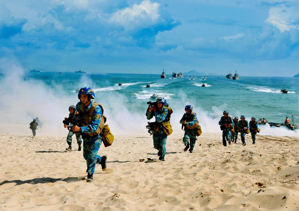 1. Los oficiales y soldados del Comando de la Región 4 de la Marina de Vietnam participan en ejercicios de defensa. (Foto: VNA)