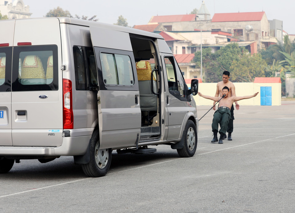La fuerza de Policía de Operaciones Especiales de Phu Tho practica ejercicios de qigong y resistencia física en condiciones climáticas adversas, con el fin de fortalecer la mente y la capacidad combativa. (Foto: VNA)
