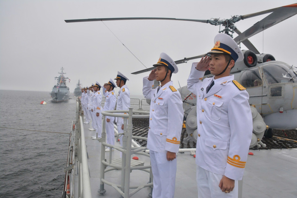 3. Los oficiales y soldados del Comando de la Región 4 de la Marina de Vietnam realizan su tarea de protección del mar y las islas de la Patria. (Foto: VNA)