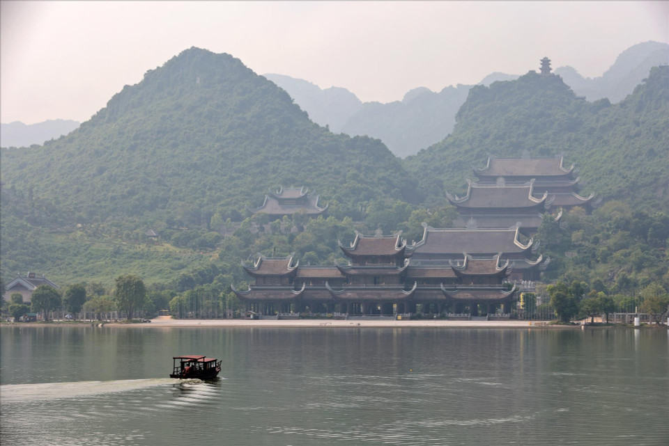 4. La pagoda Tam Chuc parece una pintura en miniatura en medio de un paisaje natural espectacular, donde montañas y agua se combinan en perfecta armonía. (Foto: VNA)