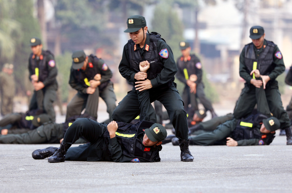 Los contenidos de entrenamiento físico se implementan de manera estricta, incluyendo carreras de resistencia, superación de obstáculos y marchas de larga duración, con el objetivo de mejorar la resistencia de los oficiales y soldados. (Foto: VNA)