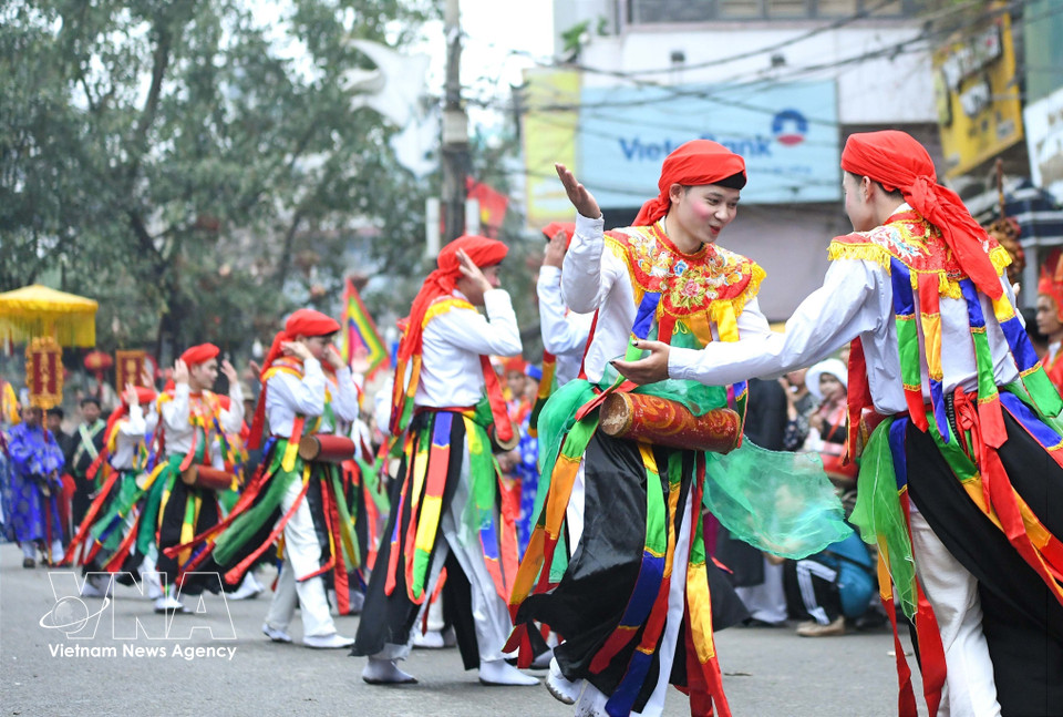Según los cuentos antiguos, cuando Phung Hung reunió a los soldados para enfrentar a los enemigos chinos, les ordenó vestir como mujeres, llevar tambores colgados delante del pecho y ejecutar la danza “bong”.
