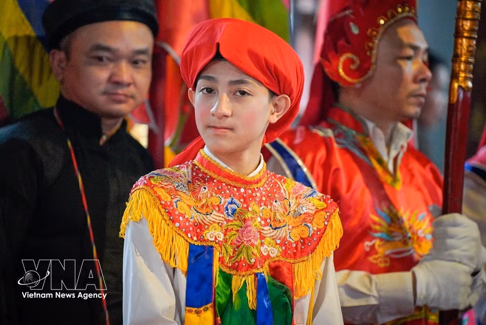 Los muchachos elegidos para esta danza tienen rostros atractivos y carácter afable. Se maquillan con el rostro adornado, labios rojos y mejillas sonrosadas, visten trajes femeninos, llevan tambores colgados delante del pecho y ejecutan movimientos gráciles al ritmo animado del tambor.