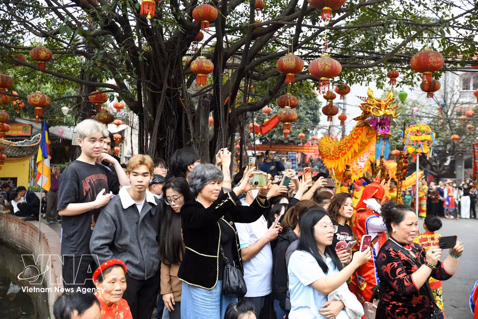 La danza tradicional “Con di danh bong” atrae un gran número de visitantes y turistas.